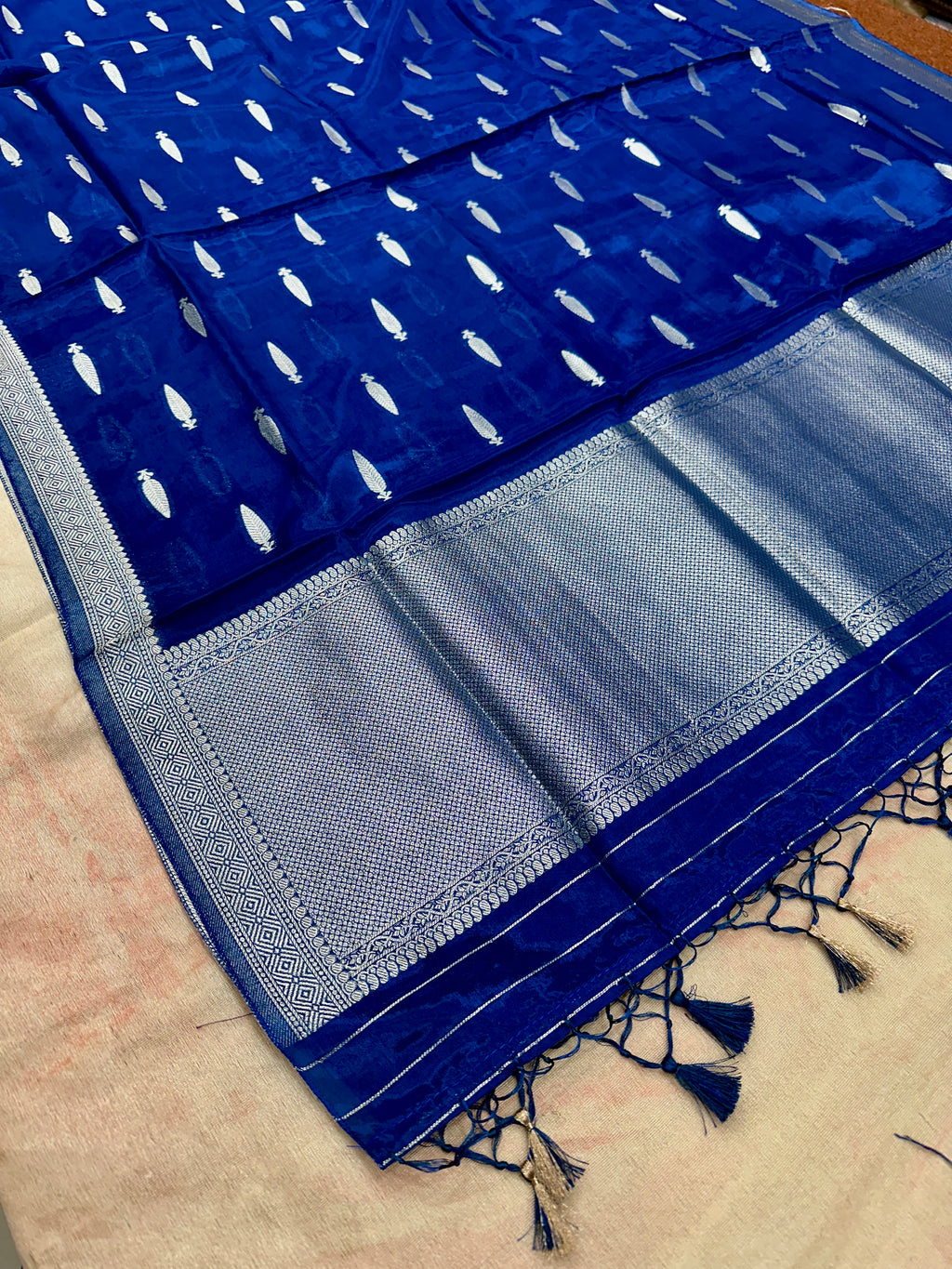 ✨ Banarasi Jacquard Gap Buti HO Silk 3-Piece Unstitched Dress Material MSS19