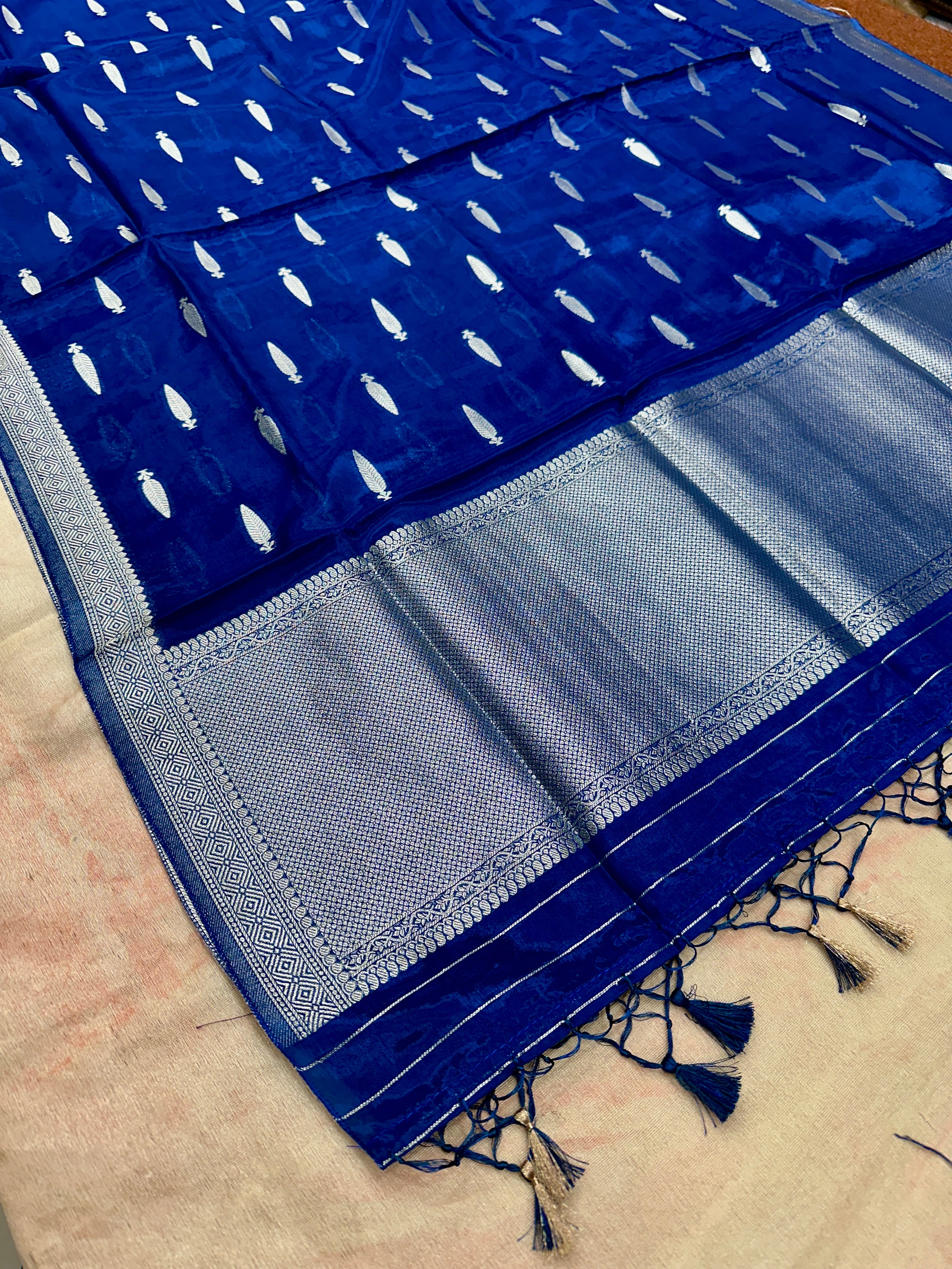 ✨ Banarasi Jacquard Gap Buti HO Silk 3-Piece Unstitched Dress Material MSS19