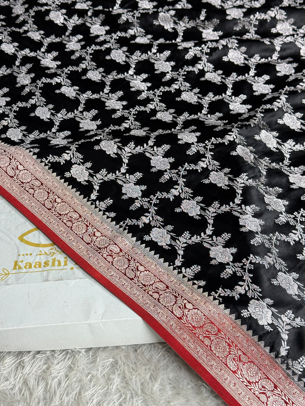 Premium Mashru Silk Contrast Saree with Jaal Woven Design & Rich Zari Pallu – Festive Wear | MKS627