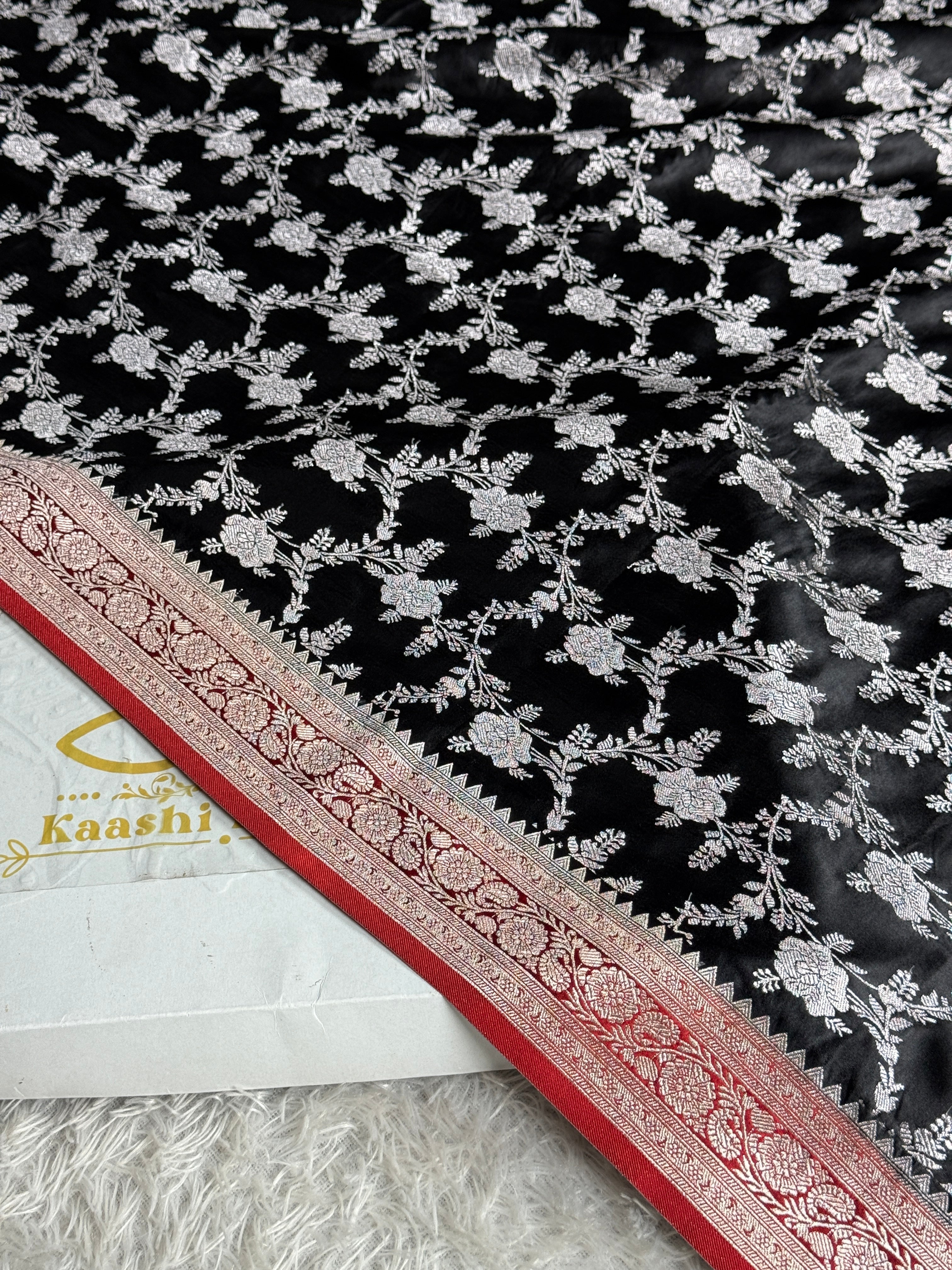 Premium Mashru Silk Contrast Saree with Jaal Woven Design & Rich Zari Pallu – Festive Wear | MKS627