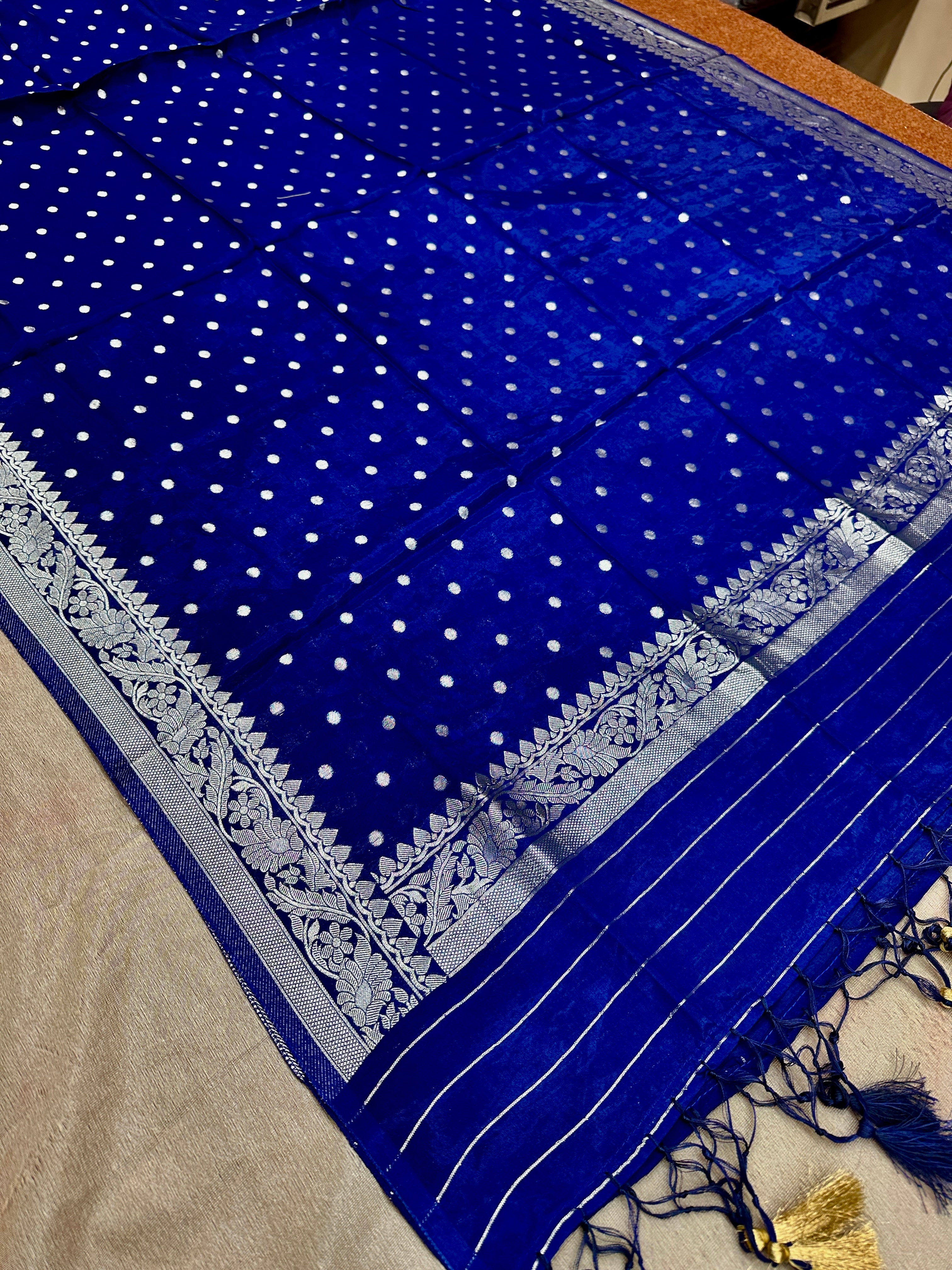 ✨ Banarasi Jacquard Gap Buti HO Silk 3-Piece Unstitched Dress Material MSS23