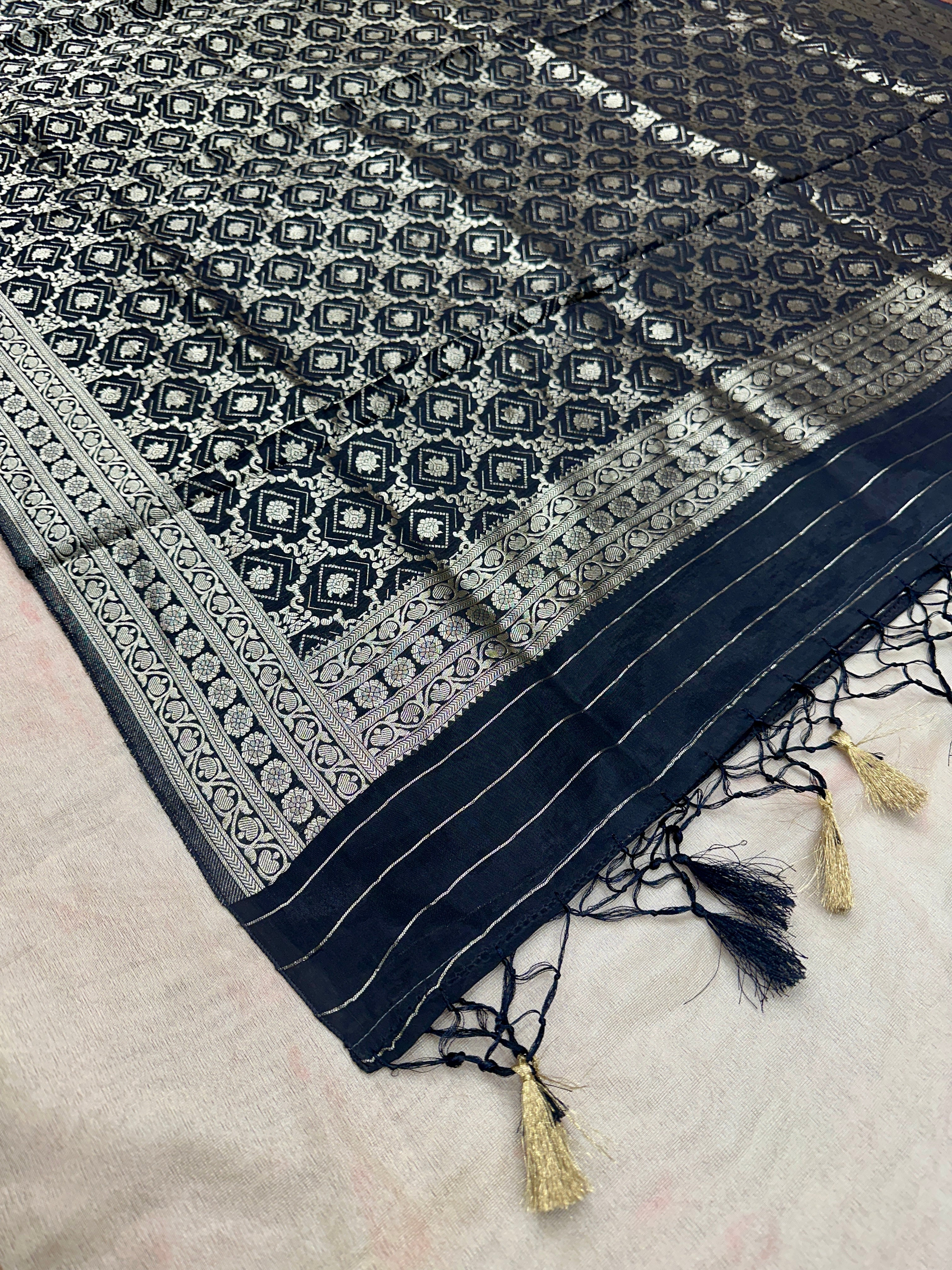 ✨ Banarasi Jacquard Gap Buti HO Silk 3-Piece Unstitched Dress Material MSS17