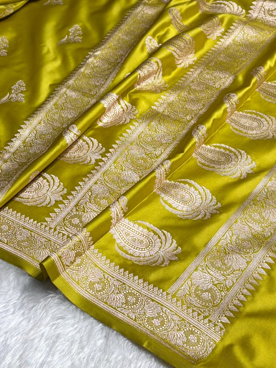 Banarasi Mashru Kataan Silk Saree Featuring Kyari Buta Woven Design with Rich Zari Pallu – MKS413