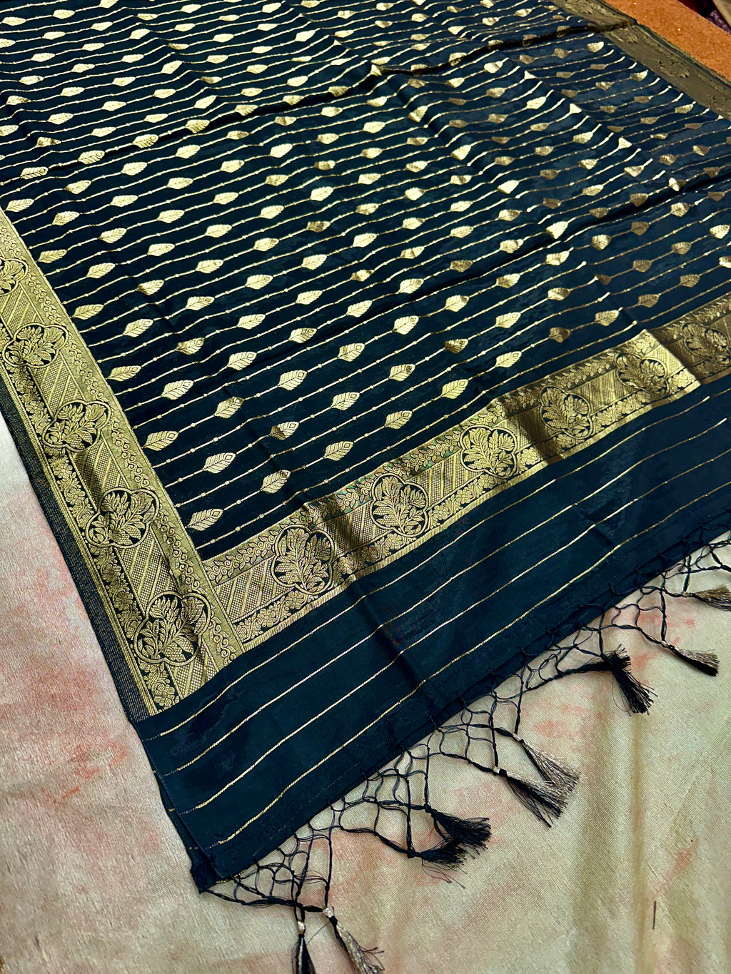 ✨ Banarasi Jacquard Gap Buti HO Silk 3-Piece Unstitched Dress Material MSS21