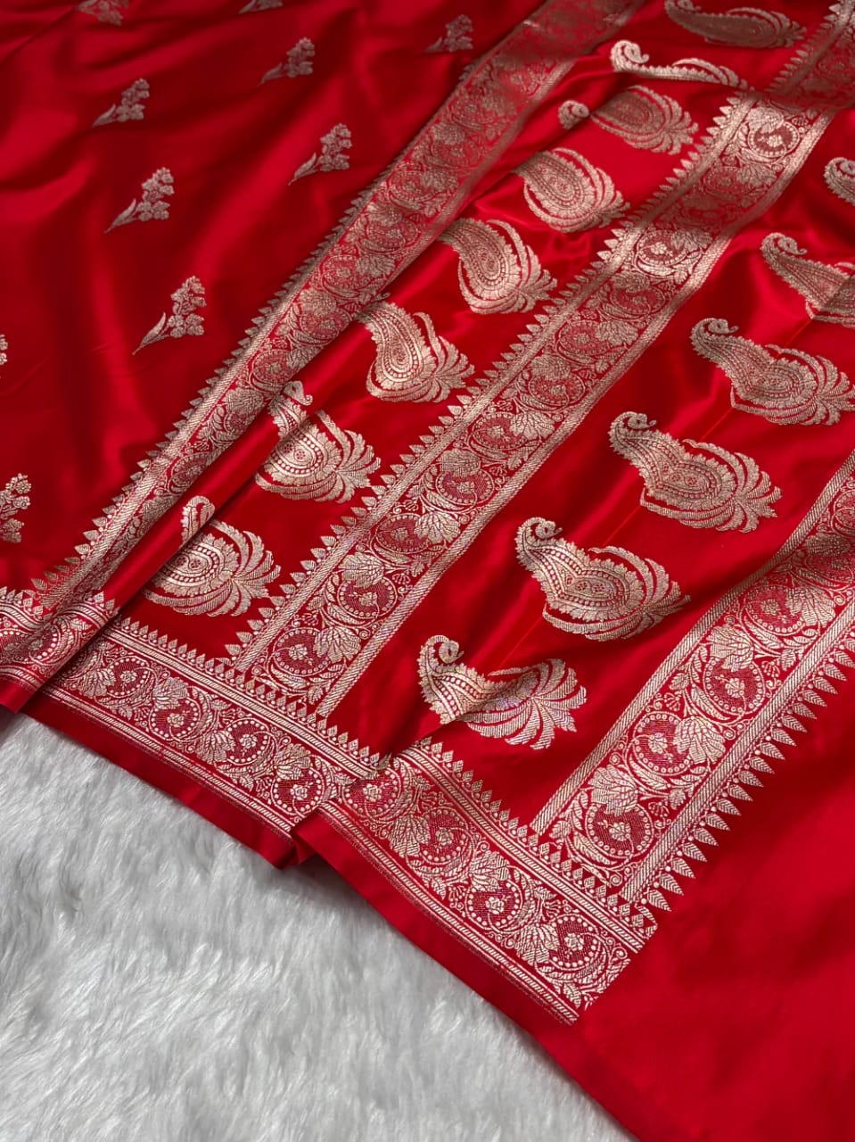 Banarasi Mashru Kataan Silk Saree Featuring Kyari Buta Woven Design with Rich Zari Pallu – MKS413