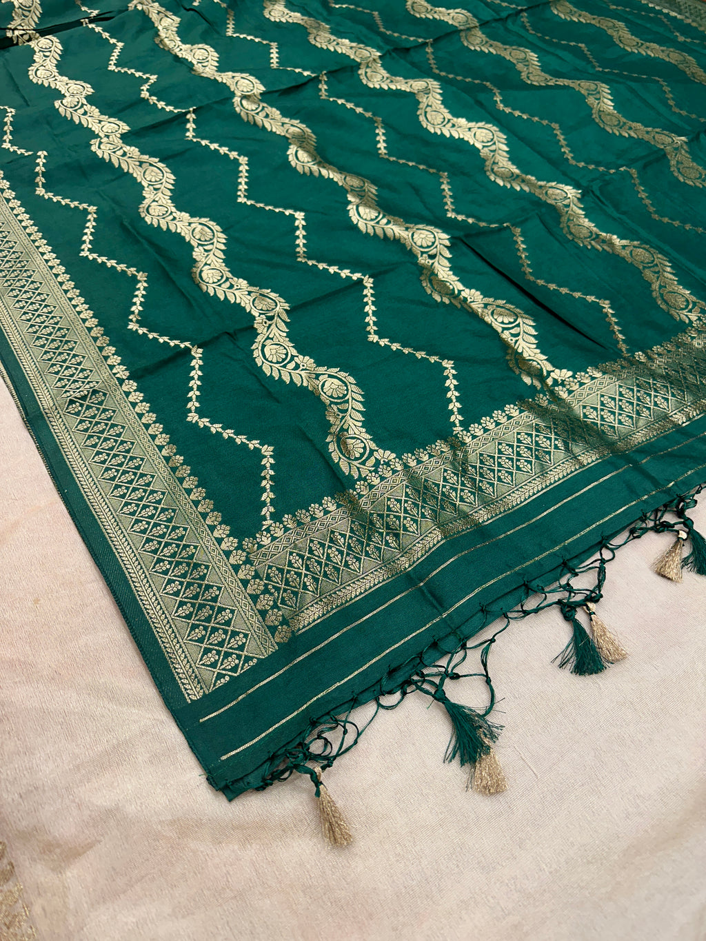 ✨ Banarasi Jacquard Gap Buti HO Silk 3-Piece Unstitched Dress Material MSS18