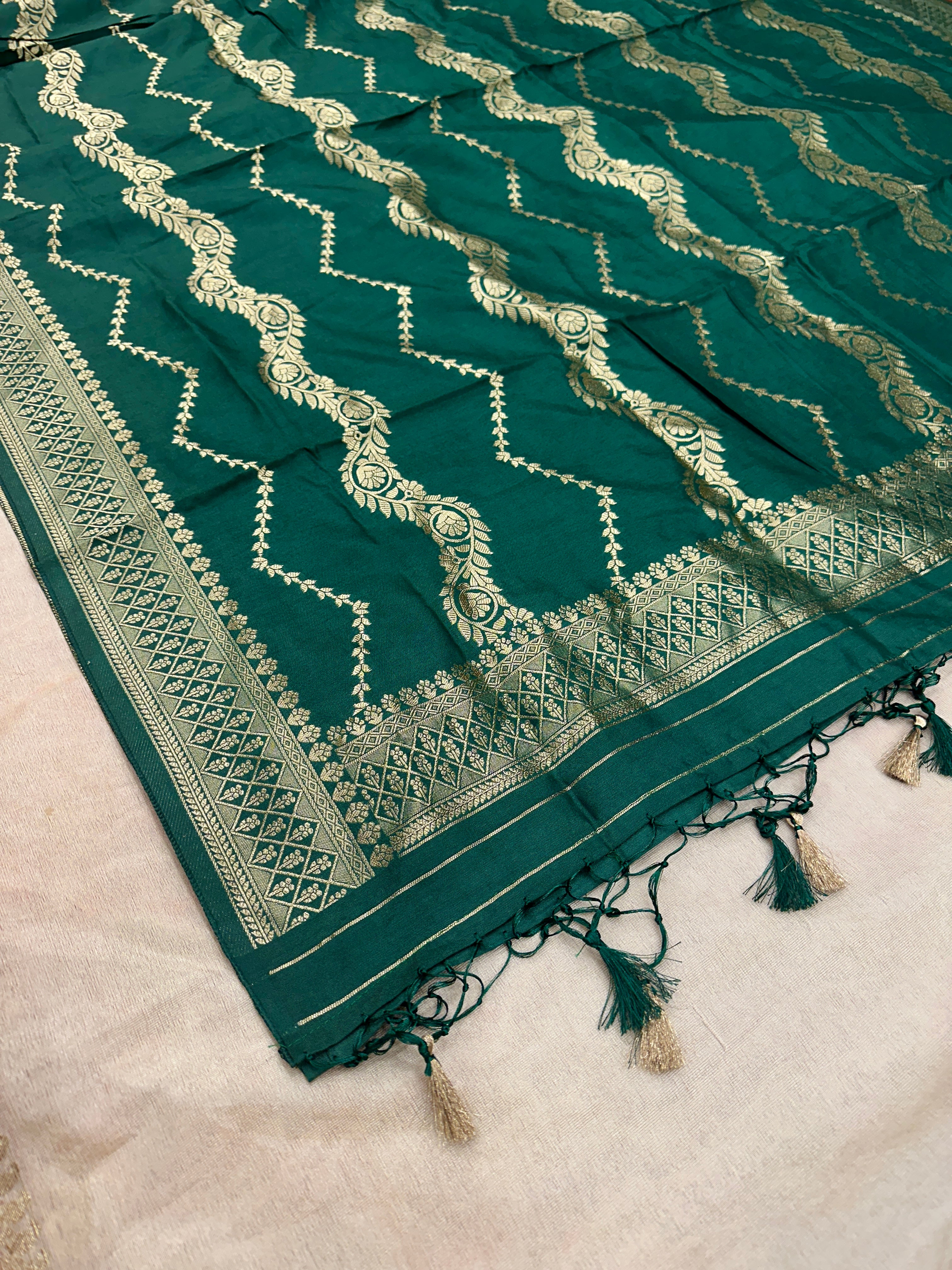 ✨ Banarasi Jacquard Gap Buti HO Silk 3-Piece Unstitched Dress Material MSS18