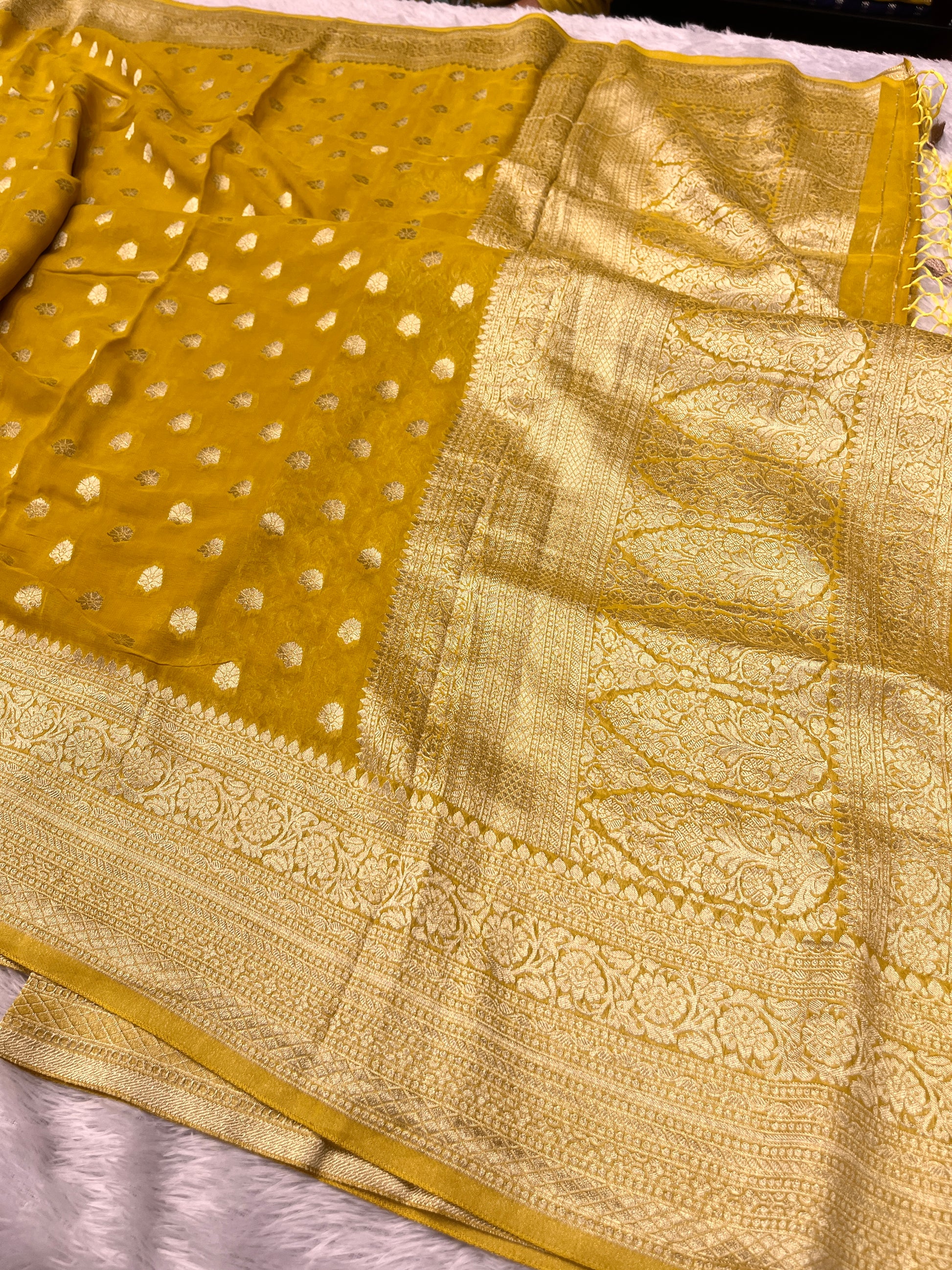 Banarsi Pure Natural Georgette Four flower Buti Design VSG02