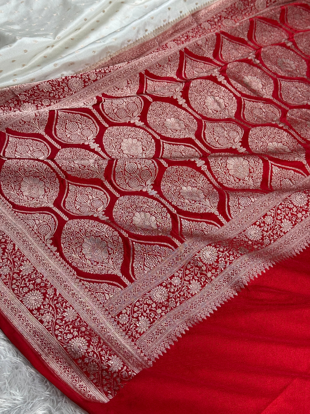 Kaashi Threads White Banarasi Satin Mashru Silk Saree with Red Contrast Matter Buti Design – MKS521 ✨
