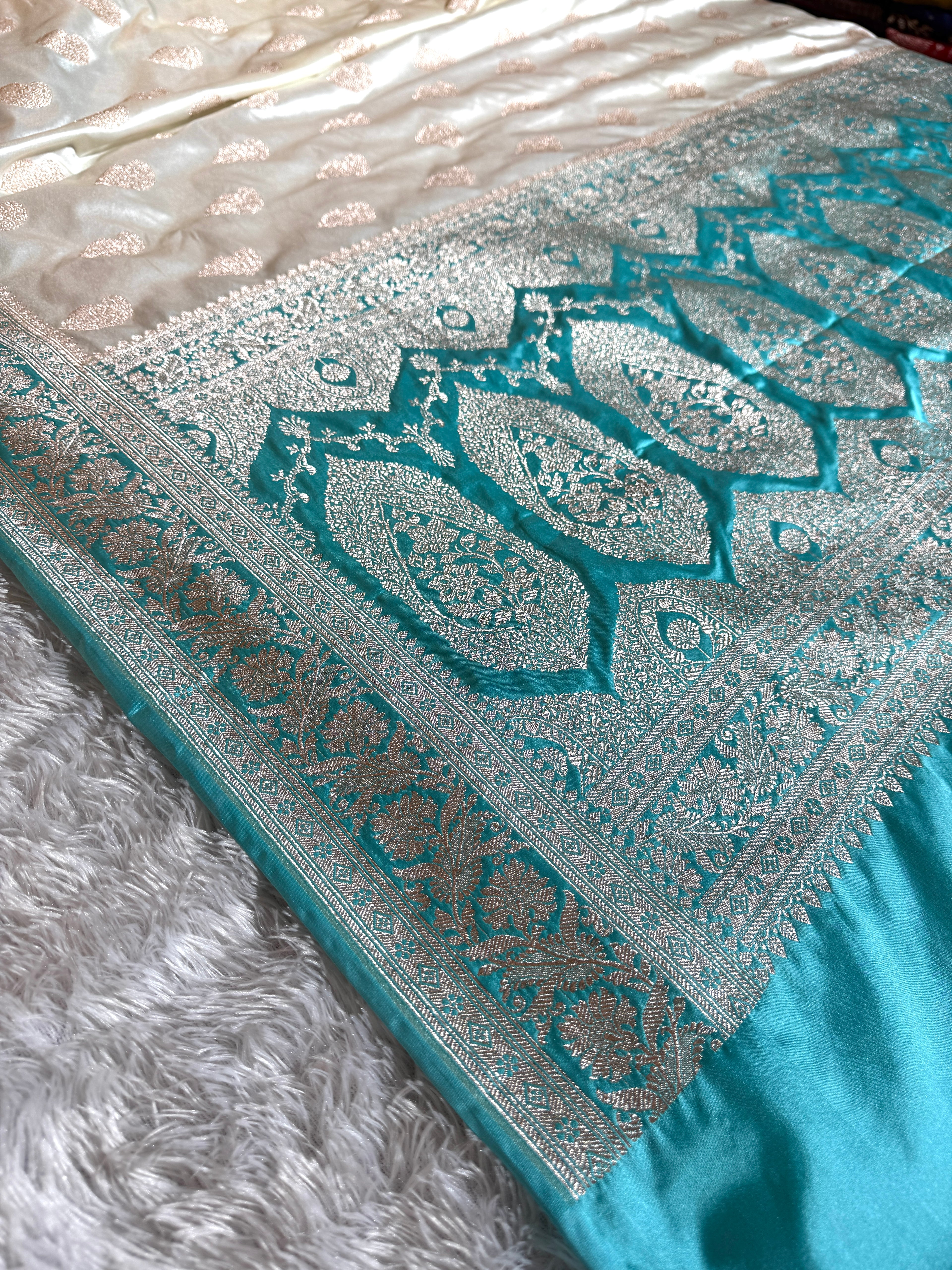 Mashru Kataan Silk Saree in Contrast Color MSK076