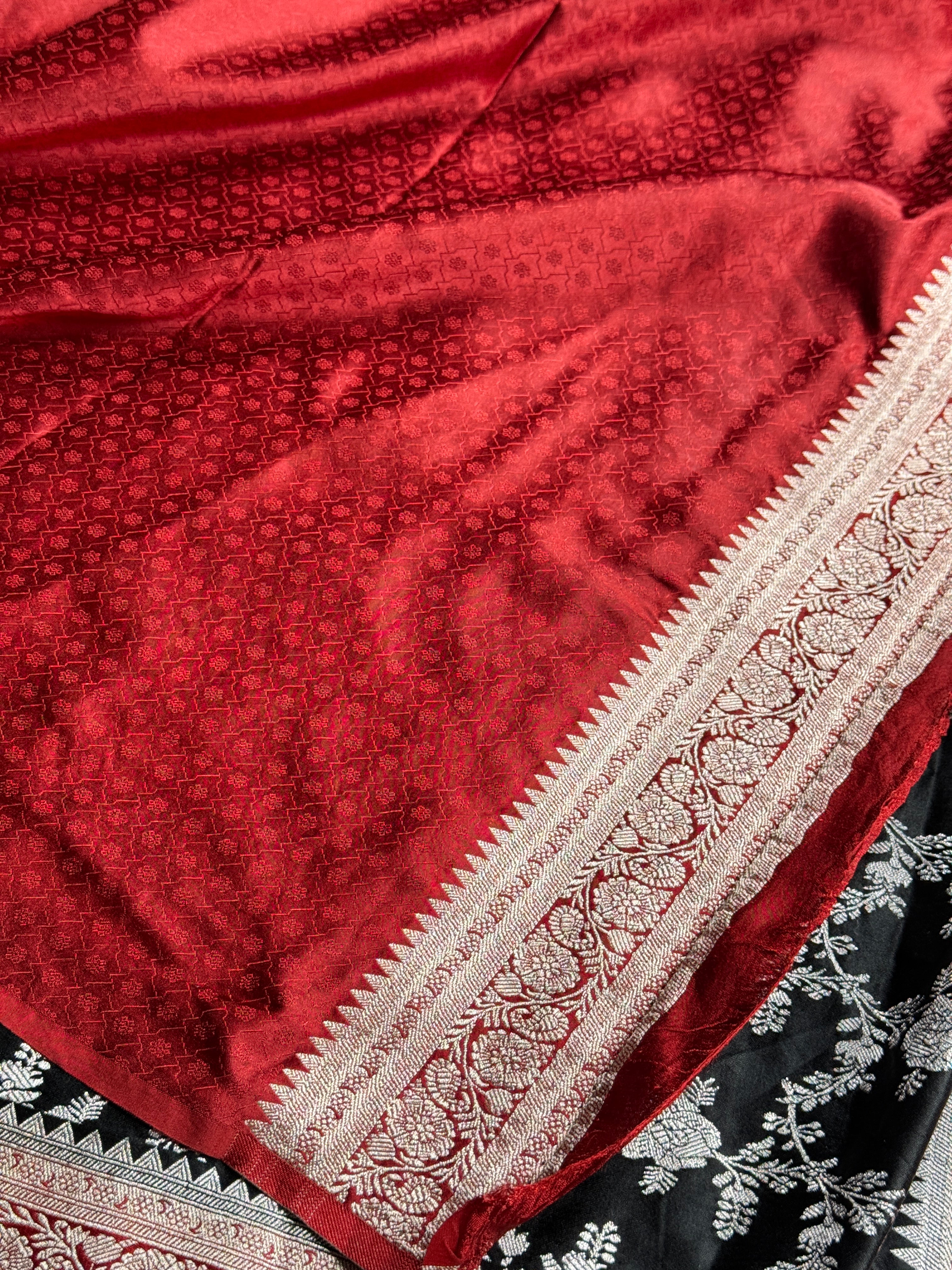 Premium Mashru Silk Contrast Saree with Jaal Woven Design & Rich Zari Pallu – Festive Wear | MKS627
