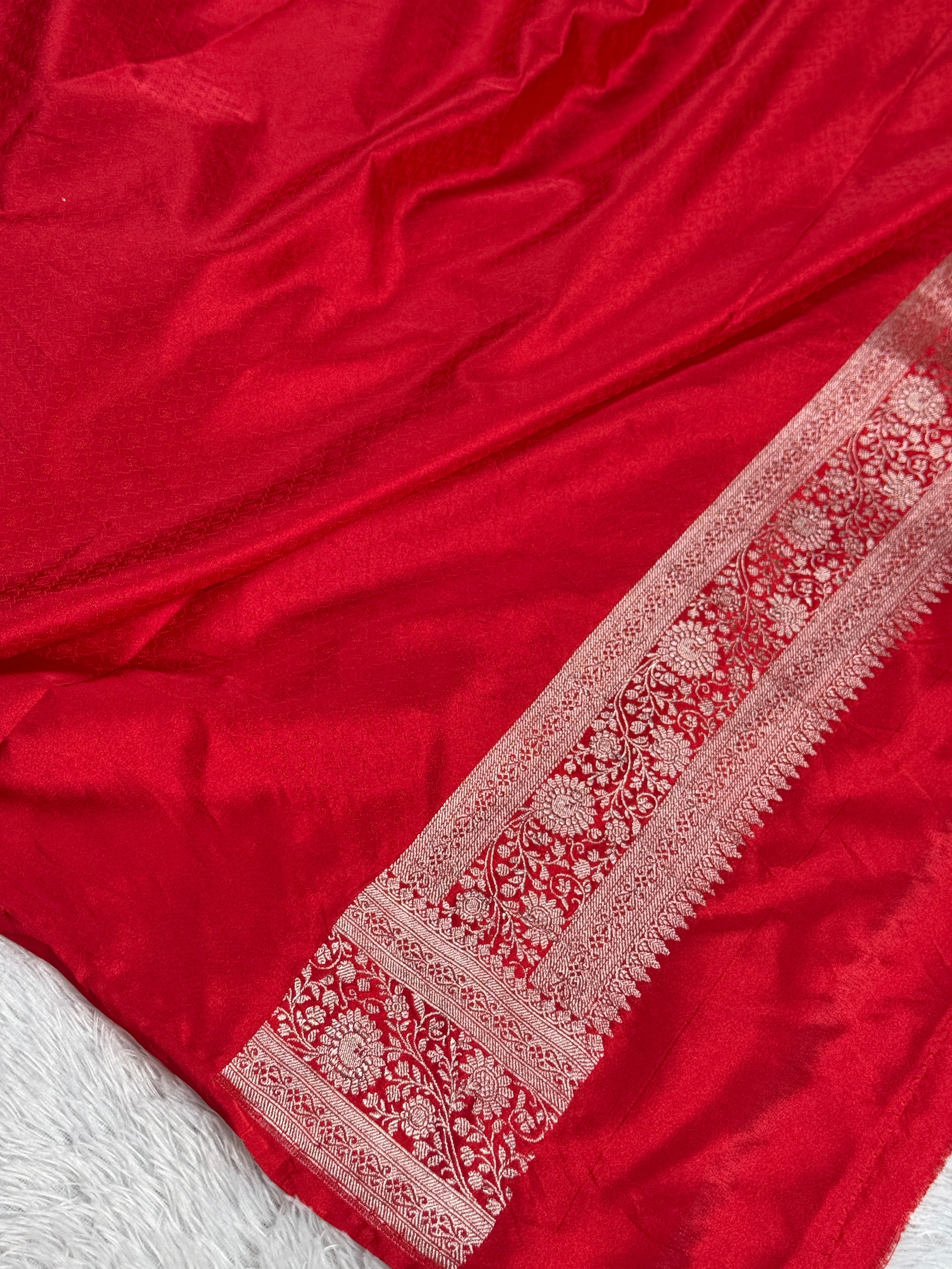 Kaashi Threads White Banarasi Satin Mashru Silk Saree with Red Contrast Matter Buti Design – MKS521 ✨