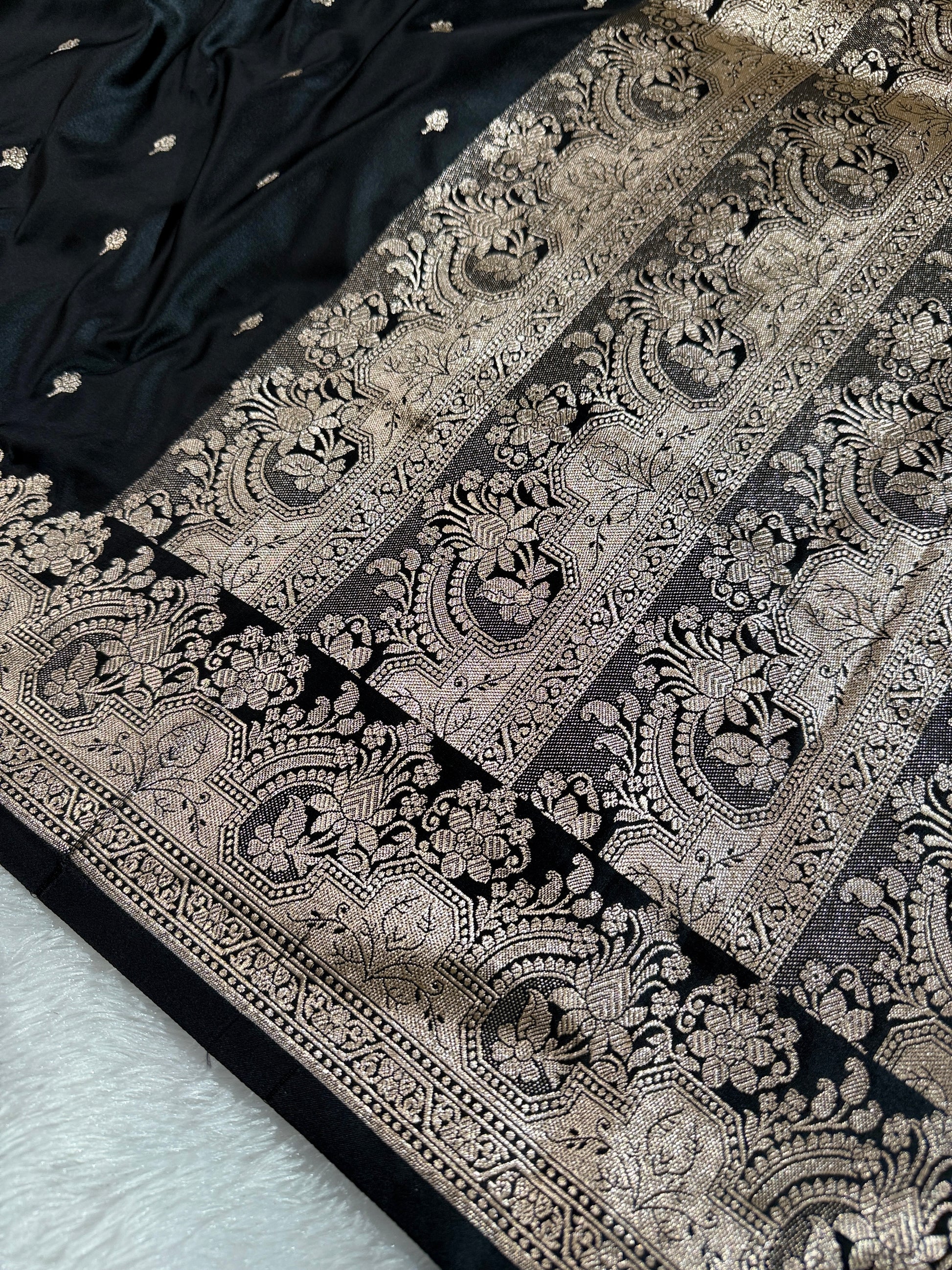 Black Banarasi Mashru Silk Saree with Jacquard Woven Designer Buti Pattern MKS026