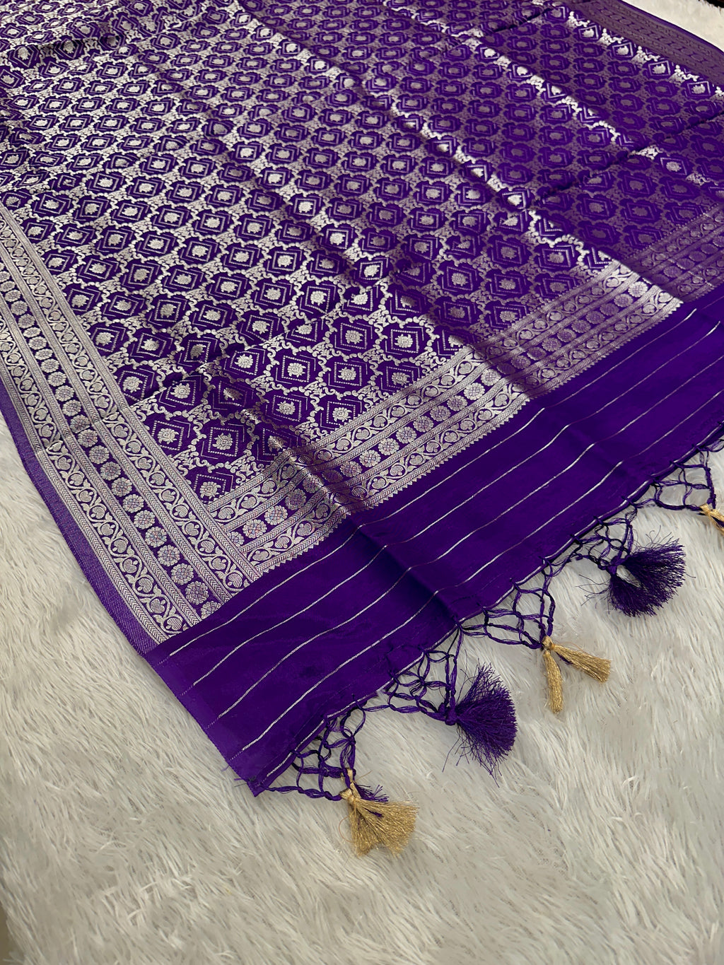 ✨ Banarasi Jacquard Gap Buti HO Silk 3-Piece Unstitched Dress Material MSS17