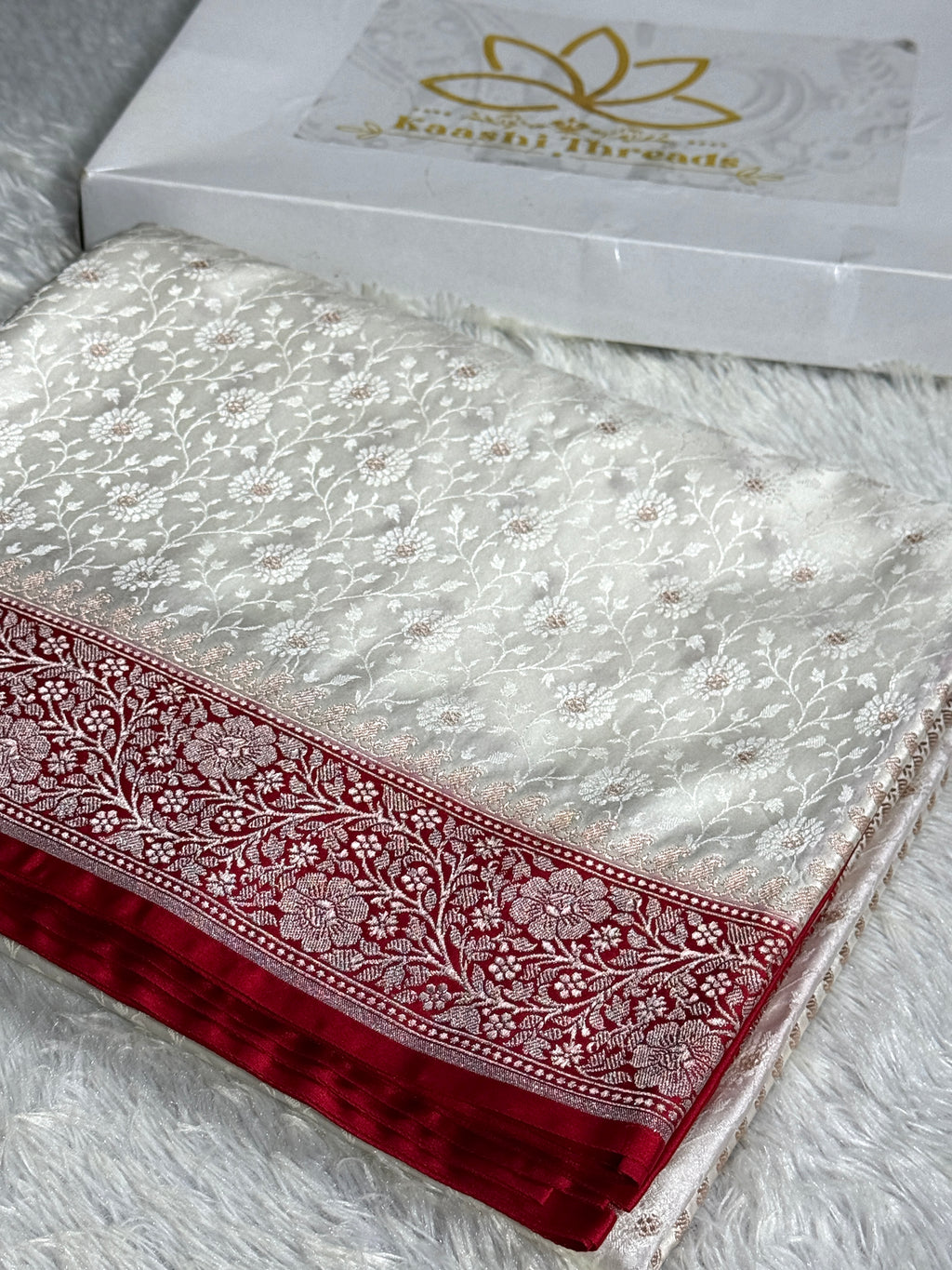 Kaashi Thread – White with Red Contrast Mashru Silk Saree MKS341