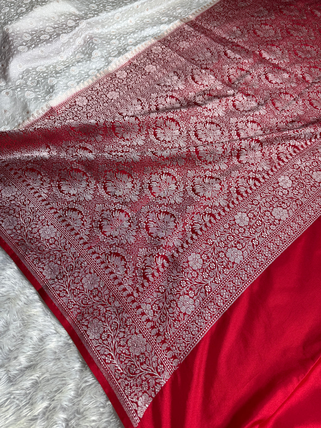 Kaashi Thread – White with Red Contrast Mashru Silk Saree MKS341
