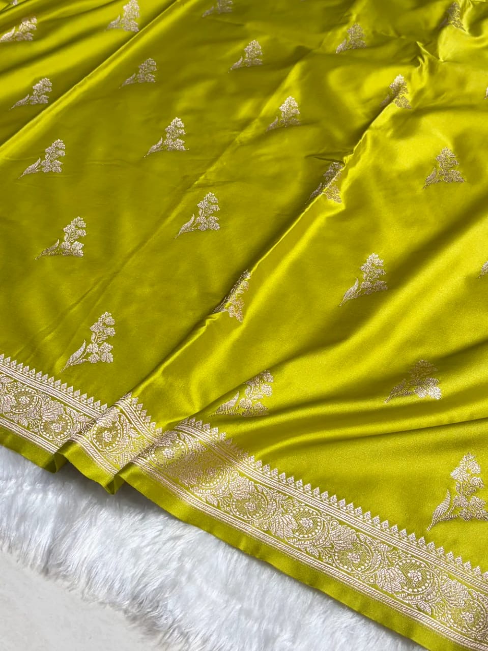 Banarasi Mashru Kataan Silk Saree Featuring Kyari Buta Woven Design with Rich Zari Pallu – MKS413