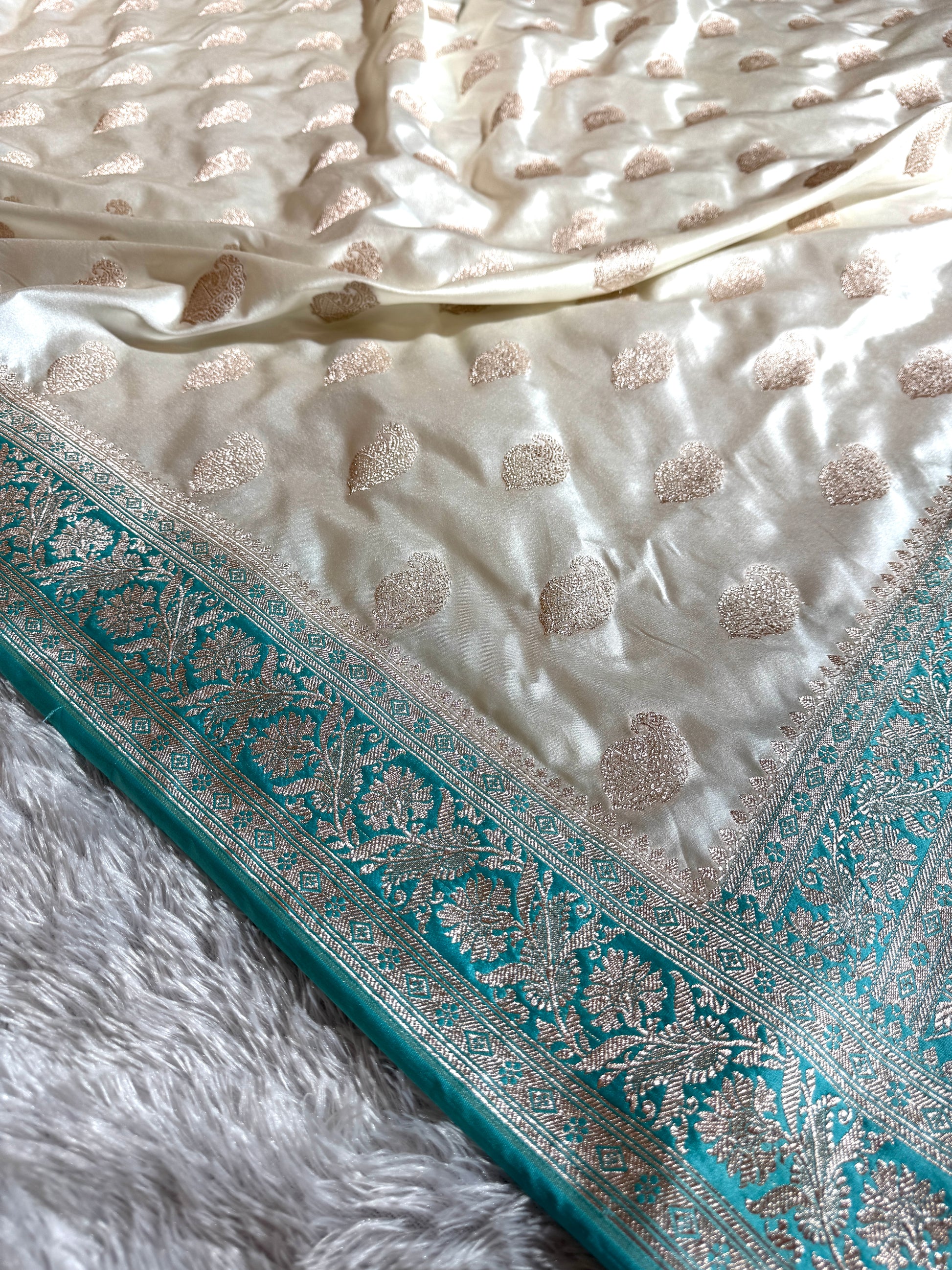 Mashru Kataan Silk Saree in Contrast Color MSK076