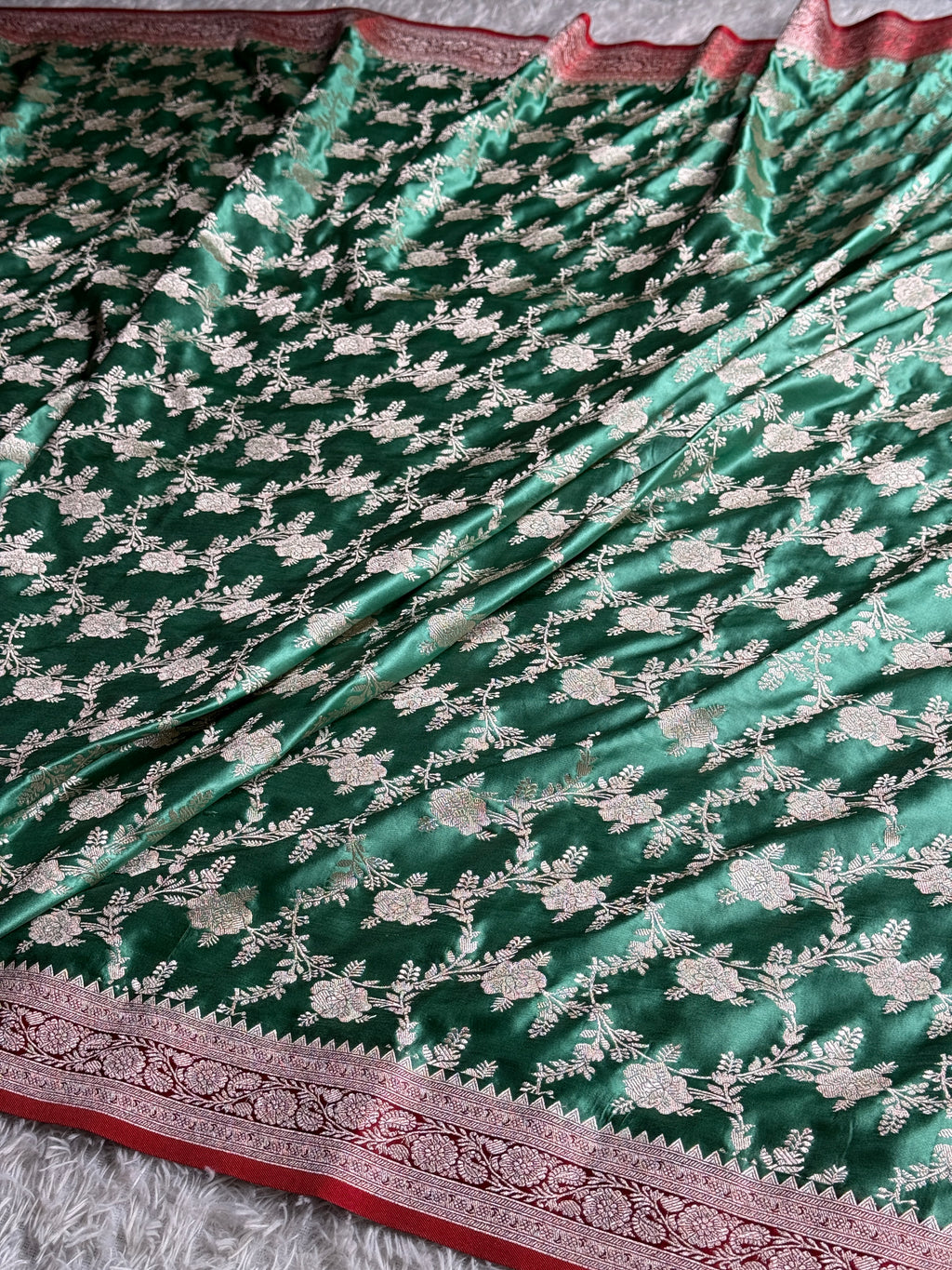 Premium Mashru Silk Contrast Saree with Jaal Woven Design & Rich Zari Pallu – Festive Wear | MKS627