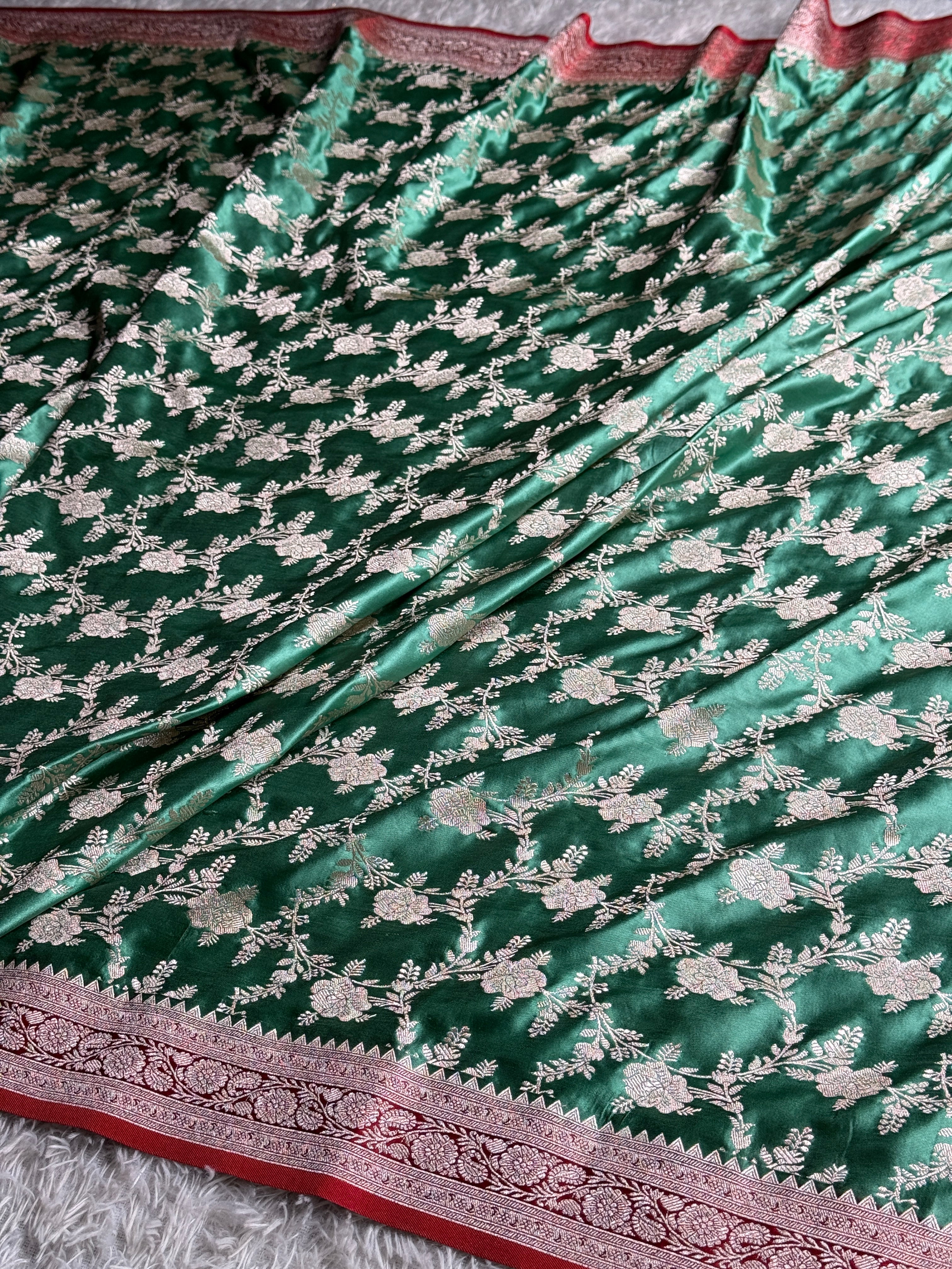Premium Mashru Silk Contrast Saree with Jaal Woven Design & Rich Zari Pallu – Festive Wear | MKS627