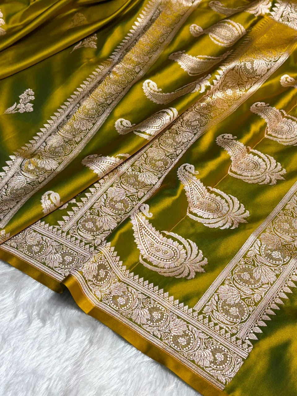 Banarasi Mashru Kataan Silk Saree Featuring Kyari Buta Woven Design with Rich Zari Pallu – MKS413