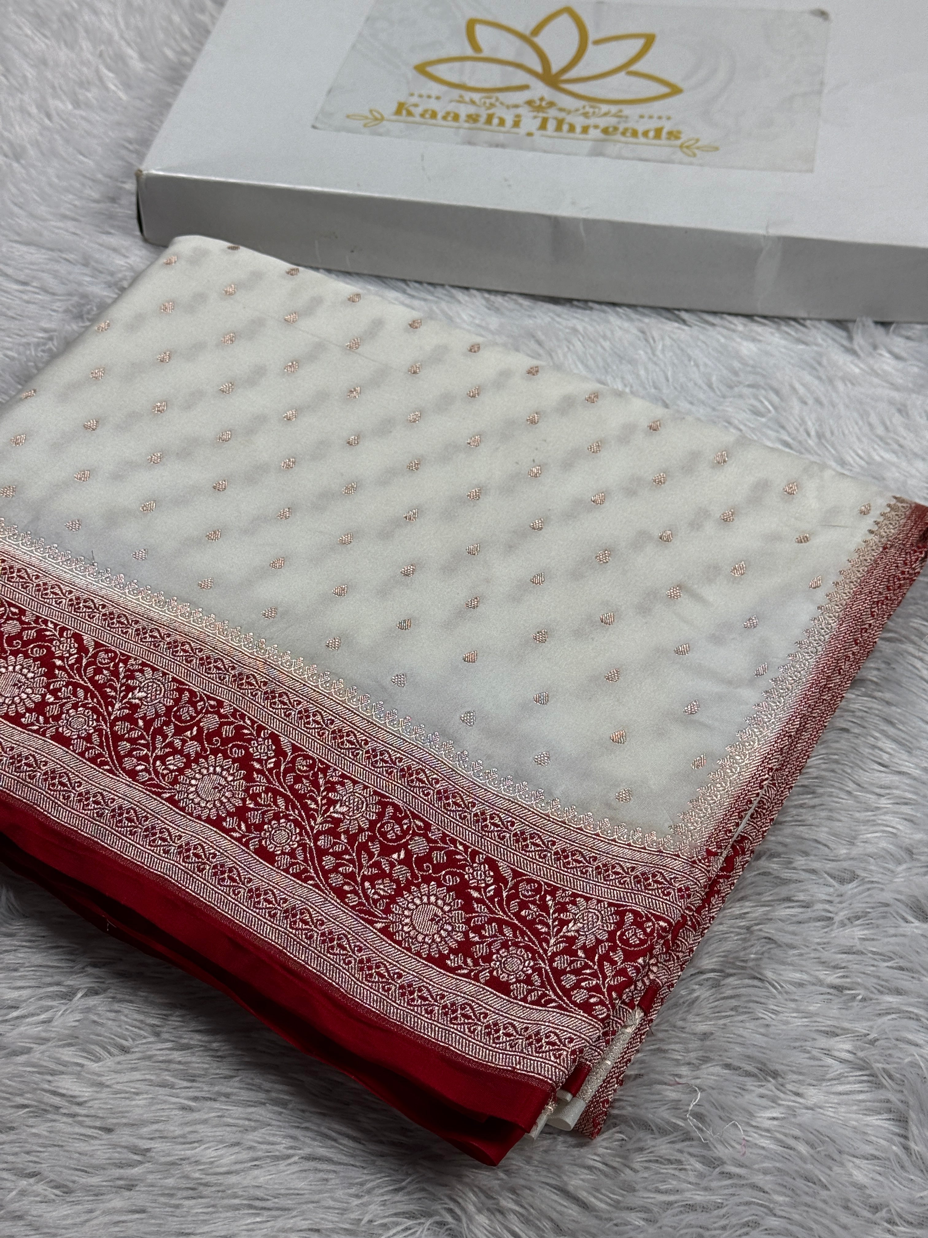 Kaashi Threads White Banarasi Satin Mashru Silk Saree with Red Contrast Matter Buti Design – MKS521 ✨