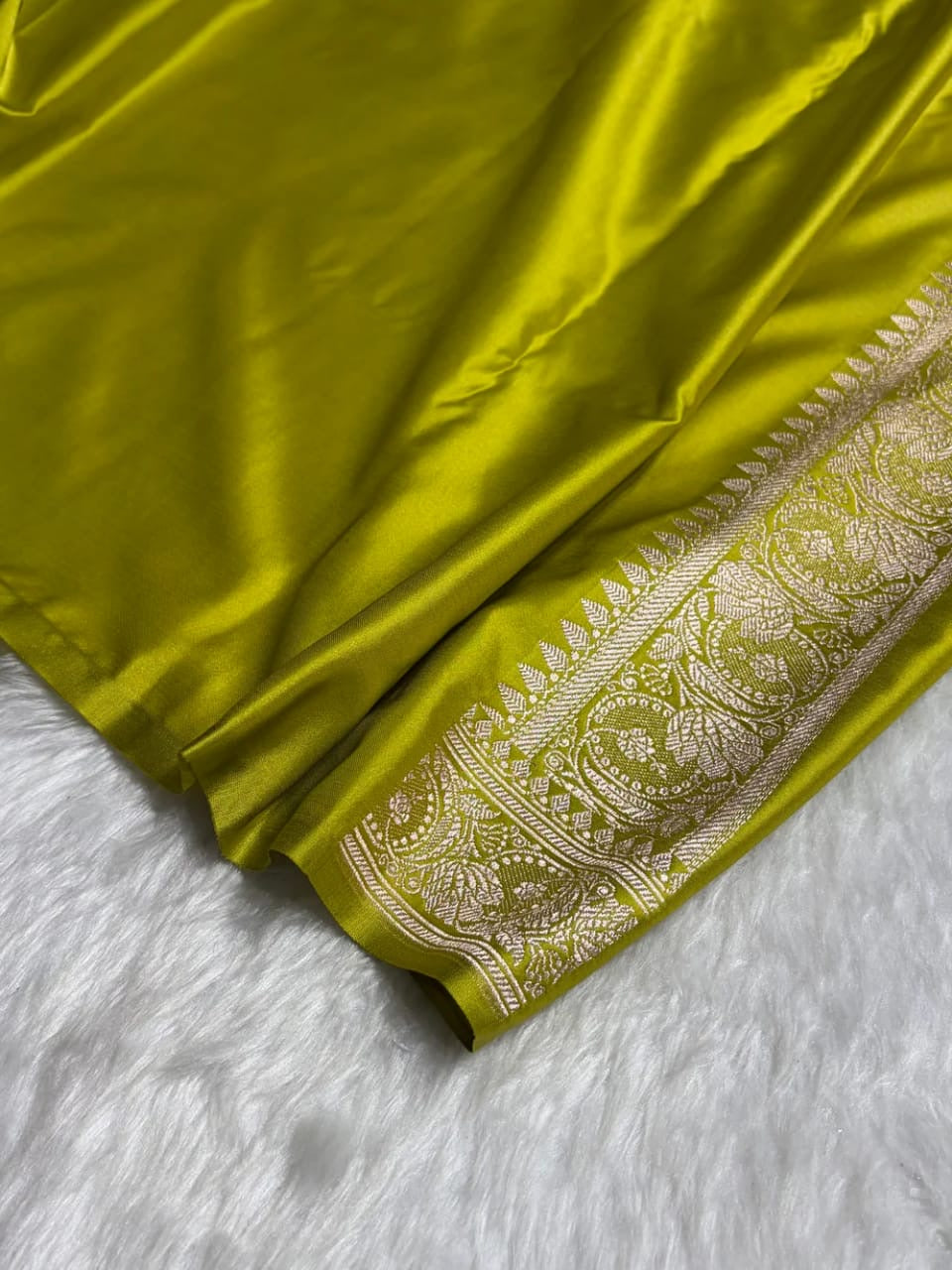 Banarasi Mashru Kataan Silk Saree Featuring Kyari Buta Woven Design with Rich Zari Pallu – MKS413