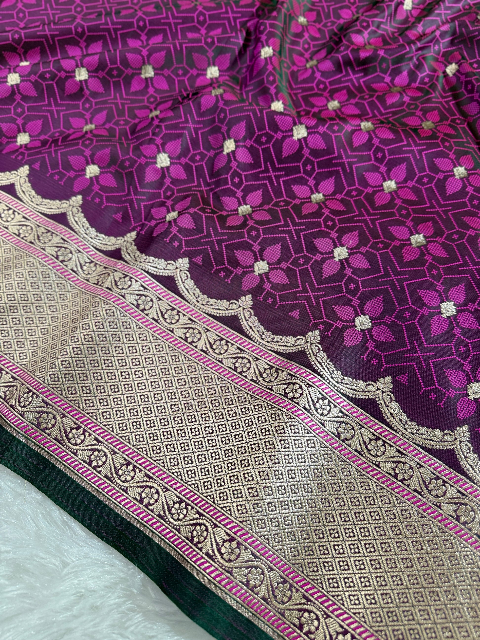 💠 Premium Product Title
Magenta Banarasi Mashru Silk Saree with Tanchoi Meena Woven Pattern & Fancy Jacquard Border MKS106