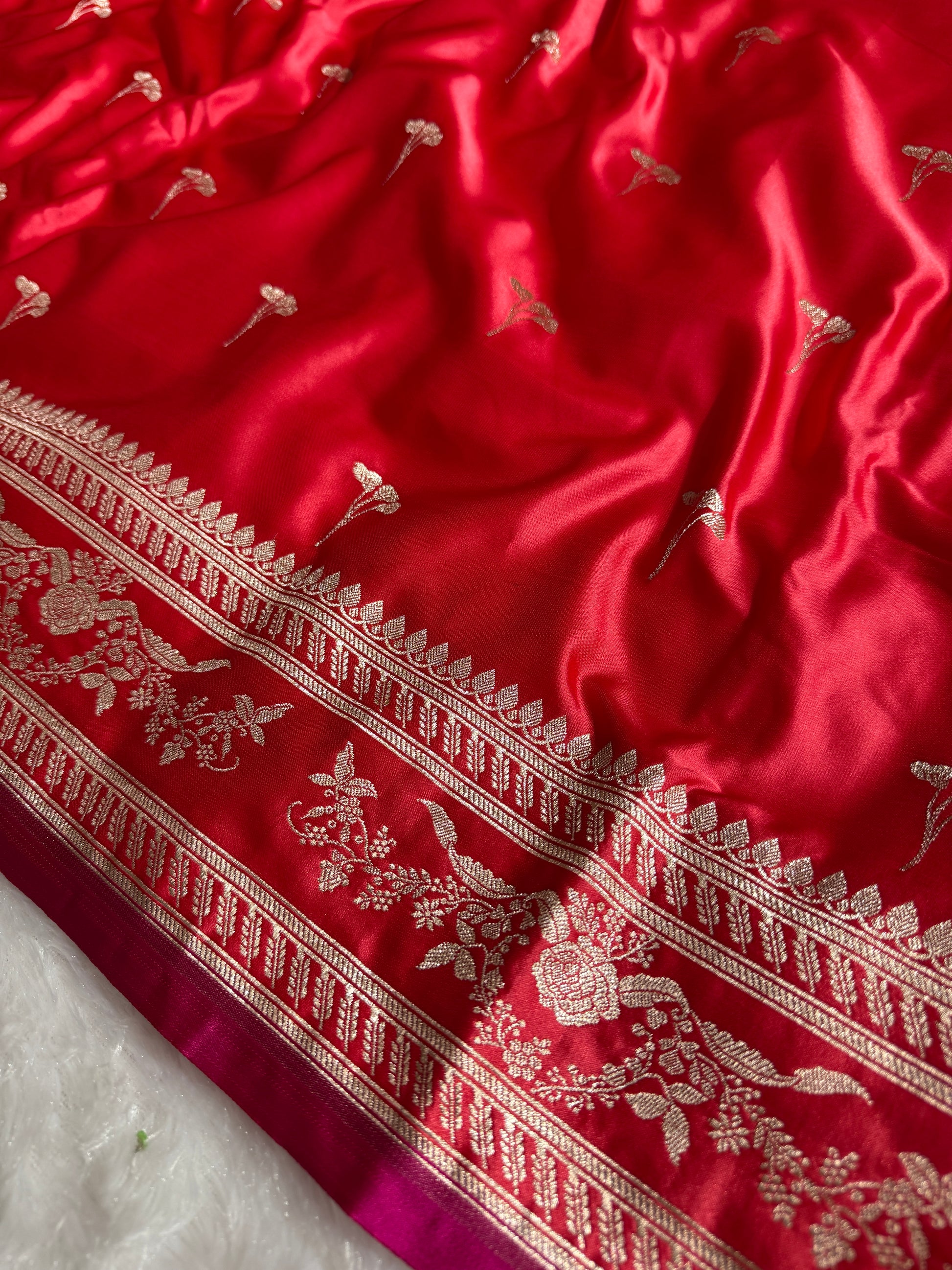 Red Banarasi Mashru Silk Saree with Jacquard Woven Flower Buta & Rich Rupa Sona Zari Detailing MKS086