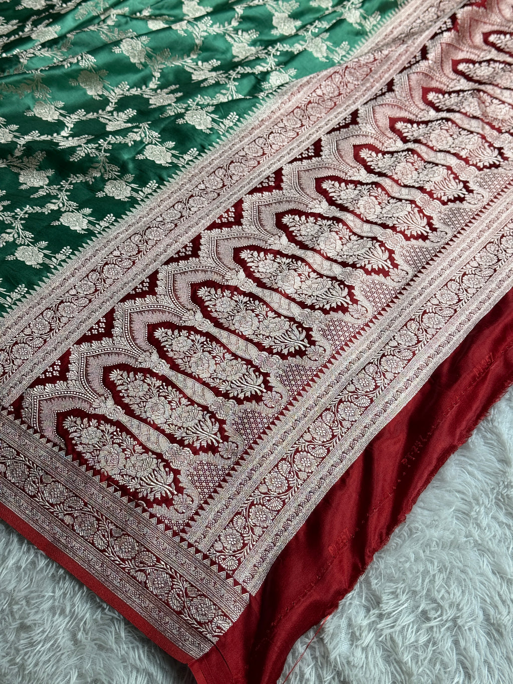 Premium Mashru Silk Contrast Saree with Jaal Woven Design & Rich Zari Pallu – Festive Wear | MKS627