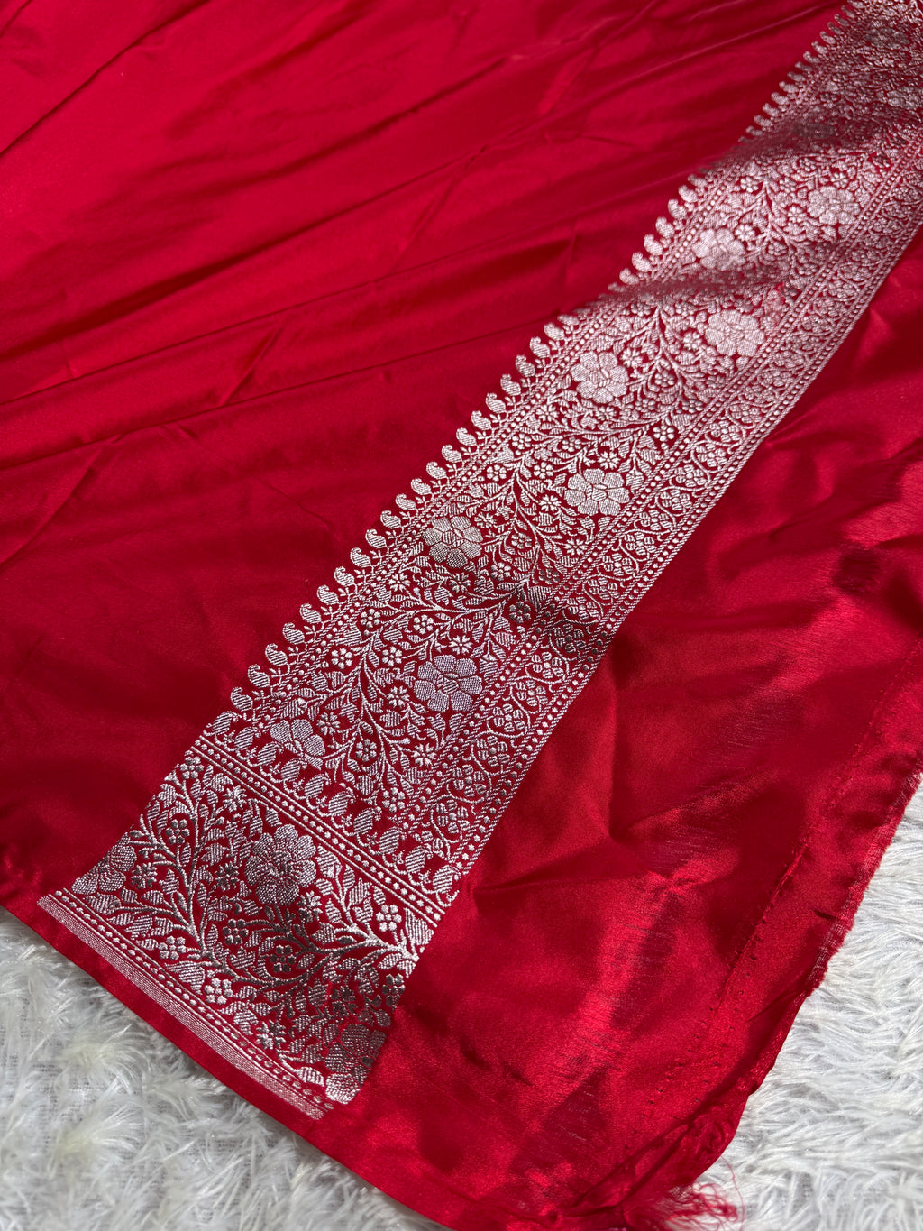Kaashi Thread – White with Red Contrast Mashru Silk Saree MKS341